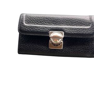 Marc by Marc Jacob’s black wallet. Does not have Crossbody chain.